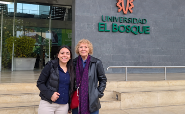 Graciela Zarebski y Andrea Salazar durante el I Simposio de Neurociencias y Vejez en la Universidad El Bosque, Colombia.